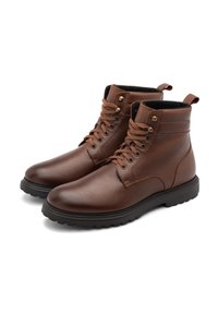 Botine din piele maro, cu un finisaj texturat, design cu șireturi, vârf rotund și talpă din cauciuc negru. Prezintă găuri pentru șireturi și un tab cu care se trag.