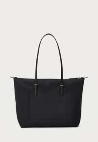 Svart tote-väska i texturerad tyg med två långa handtag, med dragkedjestängning och en framficka. Detaljer i guldton.