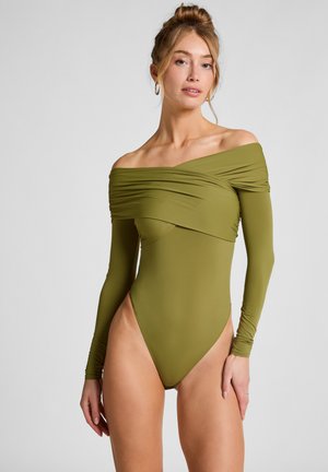 Olijfgroen longsleeve bodysuit met off-the-shoulder ontwerp, textuurstof en hoog uitgesneden benen. Slanke, aansluitende silhouet.