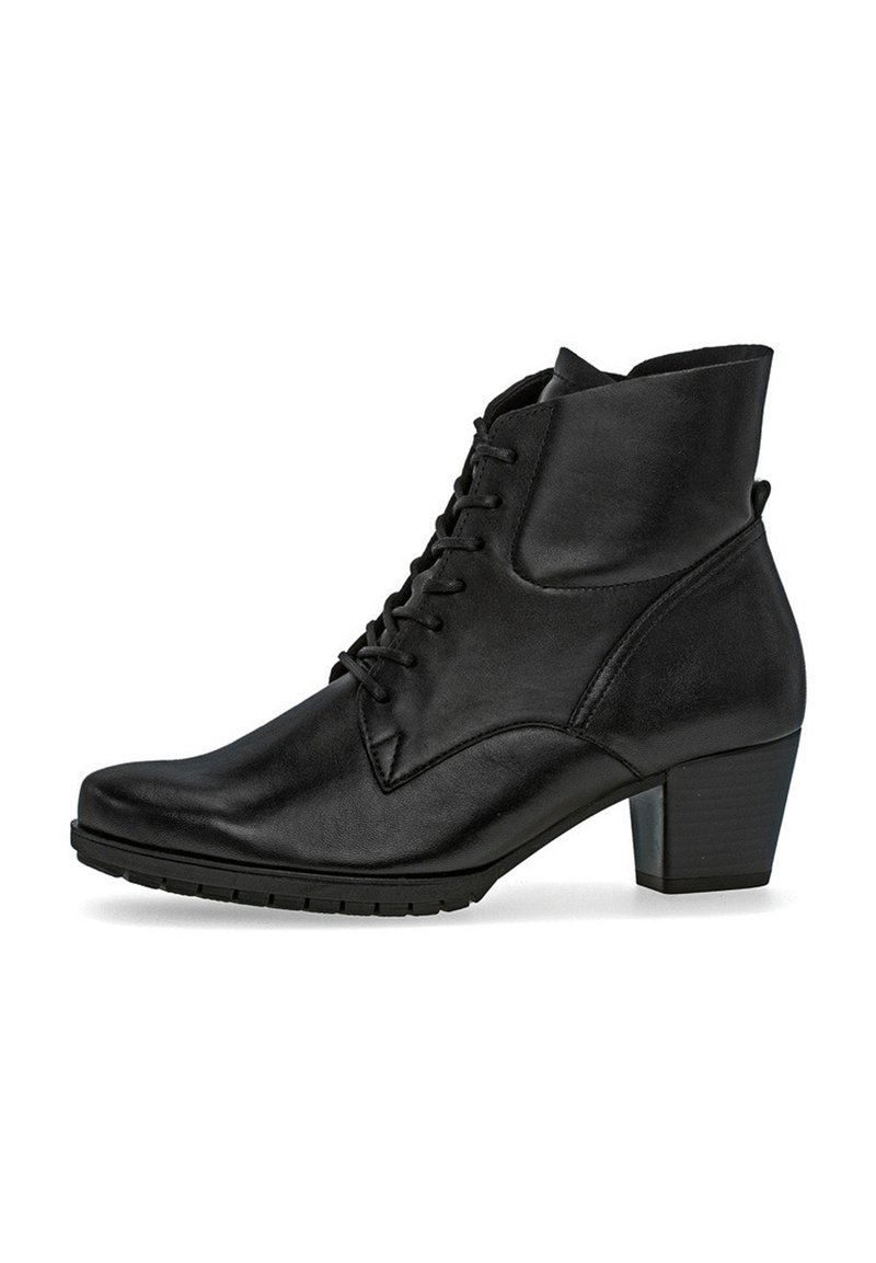 Bottine en cuir noir avec un bout pointu, un laçage à l'avant et un talon carré. Présente une texture lisse et un design légèrement structuré.