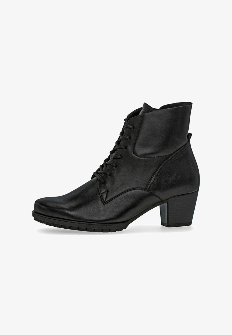 Botín negro de cuero hasta el tobillo con punta afilada, cordones en la parte frontal y tacón cuadrado. Presenta una textura suave y un diseño ligeramente estructurado.