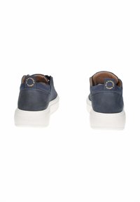 Un paio di sneakers blu navy con suole bianche, con linguette sul tallone visibili che presentano il marchio "Alexander Smith" in testo giallo, mostrato da dietro.