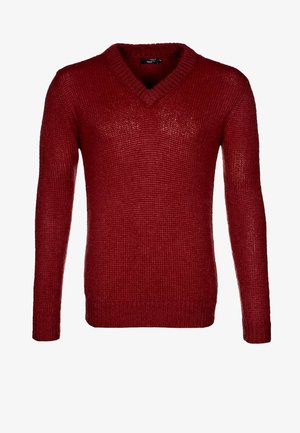 Czerwony sweter z długim rękawem i dekoltem w serek, wykonany na drutach, z prążkowanymi ściągaczami na mankietach i dole, prezentowany na białym tle.