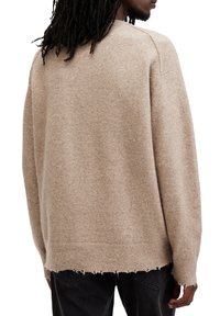 Beiger Strickpullover mit weicher Textur, lässigem Schnitt und überschnittenen Schulternähten. Verfügt über einen leicht ausgefransten Saum und gerippte Manschetten.