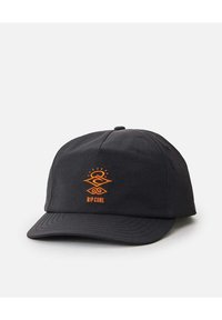 Zwarte pet met een gebogen klep, voorzien van een oranje geborduurd logo en patronen aan de voorkant. Gemaakt van stof met een gladde textuur.