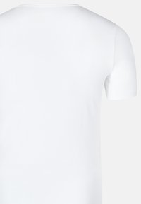 Simpel hvid kortærmet T-shirt vist fra ryggen på en ensfarvet lys baggrund.