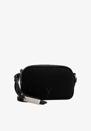 Bolso bandolera negro, hecho de ante con una textura suave. Presenta un cierre de cremallera, correa ajustable y una etiqueta de metal plateado.