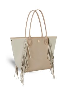 Borsa tote in pelle beige con due manici lunghi, caratterizzata da dettagli intrecciati, orlo in frange testurizzate su un lato e dettaglio del logo circolare.