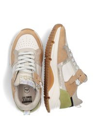 Beige en witte sneakers met suède accenten, mesh panelen en een rubberen zool. Kenmerken zijn onder andere veters, een klittenbandsluiting en logo-details.