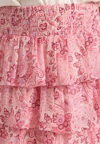 Gonna rosa a strati con vita arricciata, caratterizzata da un motivo paisley e floreale, tessuto leggero e texture arricciata.
