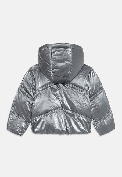 Zilveren pufferjack met capuchon, met een glanzende afwerking, geometrisch gestikt ontwerp en elastische manchetten. Aanzicht van de achterkant toont structurele naden.