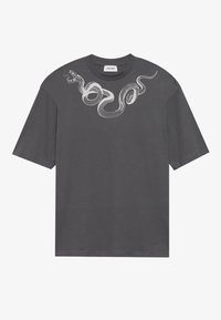T-shirt gris à manches courtes en coton, arborant un motif de serpent blanc imprimé sur le devant, avec un col rond et une coupe décontractée.