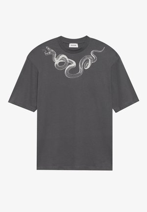 Grå kortärmad t-shirt i bomull med en vit ormsgrafik tryckt på framsidan, rund halsringning och avslappnad passform.