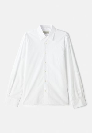 Chemise blanche à manches longues avec col classique et fermeture à boutons, fabriquée en coton texturé avec des détails cousus sur les manches.