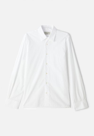 Camisa blanca de manga larga con botones, que presenta un cuello clásico y cierre de botones, fabricada en algodón texturizado con detalles cosidos en las mangas.