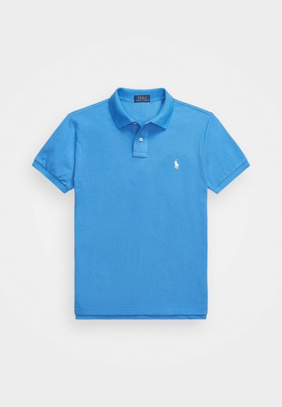 Ljusblå pikétröja i bomull med klassisk krage, tvåknappsstängning, korta ärmar och en liten vit logotyp på bröstet.