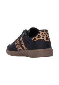 Baskets noires avec des accents à motif léopard, dotées d'une semelle en caoutchouc texturée et d'un design à lacets. Les détails cousus améliorent l'intérêt visuel.
