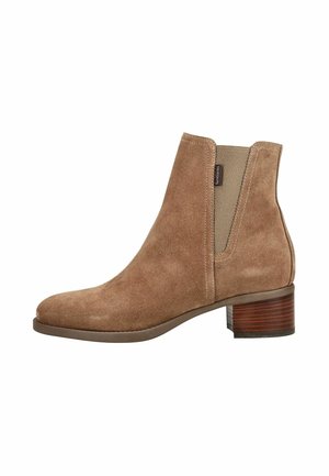Brauner Wildleder-Stiefelette mit niedrigem, geschichtetem Holzabsatz und elastischem Seitenteil für leichtes Hineinschlüpfen.