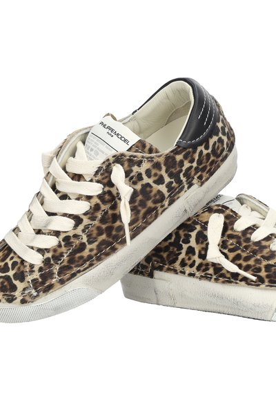 Paire de baskets basses avec lacets blancs, tige imprimée léopard, languette de talon noire et semelle en caoutchouc blanche, de la marque "Philippe Model".