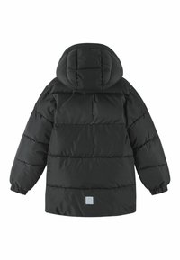 Schwarze gepolsterte Winterjacke mit angehängter Kapuze und elastischen Bündchen, von hinten gezeigt, mit einem kleinen rechteckigen Logo nahe dem unteren Saum.