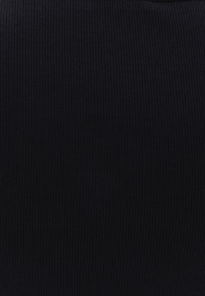 Sort ribbet stof med en glat tekstur, der har lodrette linjer og en tætsiddende design. Ideel til alsidige stylingmuligheder.