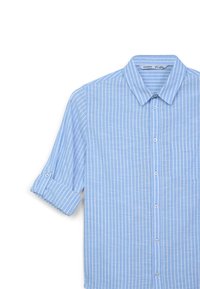 Camicia button-up azzurro chiaro con sottili righe verticali bianche, maniche arrotolate, taschino sul petto e colletto standard. Tessuto morbido e texture.