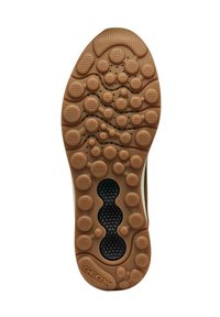 Semelle extérieure en caoutchouc marron avec des motifs arrondis et texturés, des trous de ventilation et une zone accentuée noire, affichant la marque "GEOX".