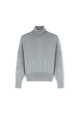 Suéter de cuello alto gris hecho de material suave, con un diseño ajustado, mangas largas y una costura vertical texturizada en la parte frontal.