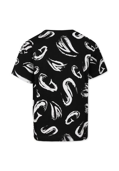 Zwarte t-shirt met een wit penseelstrekenpatroon. Korte mouwen, ronde hals en een ontspannen pasvorm. Gemaakt van katoen met een gladde textuur.