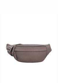 Sac banane en cuir taupe avec poche avant zippée et sangle ajustable avec boucle argentée sur fond blanc.
