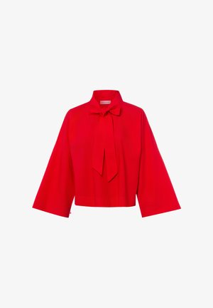 Czerwona bluzka z długim rękawem, szerokimi rękawami i zawiązaną kokardą przy kołnierzyku, skrócony dół, prezentowana na białym tle.