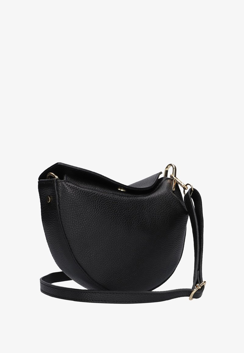 Zwarte leren handtas met een afgeronde vorm, gestructureerd oppervlak, goudkleurige hardware en een afneembare schouderriem.