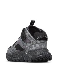 Sneaker alte grigie e nere con tomaia testurizzata, fascia in velcro e suola in gomma maculata con un motivo di trazione robusto.