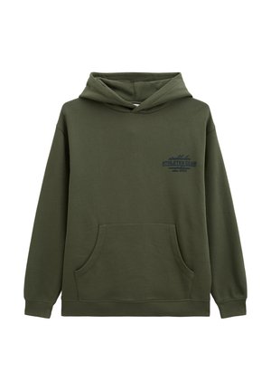 Olivengroene capuchontrui met voorzak in kangaroestijl en een klein donkerblauw "Stockholm Athletes Club"-logo op de linkerborst.