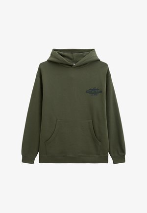 Olivengroene capuchontrui met voorzak in kangaroestijl en een klein donkerblauw "Stockholm Athletes Club"-logo op de linkerborst.