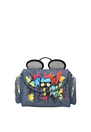 Blauwe denim handtas met kleurrijk graffiti ontwerp, twee zijritszakken, een metalen sluiting met oogachtige details en twee zwarte mesh oorvormen bovenop.