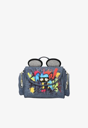 Blå denim håndtaske med farverigt graffiti-design, to sidelommer med lynlås, en metal-lås med øje-lignende detaljer og to sorte mesh ørneformer på toppen.