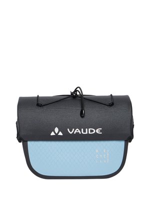 Compacte zwarte en blauwe Vaude tas met rolltop, verstelbare koordsluiting en "Recycle Inside" tekst op de blauwe voorzak.