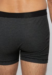 Zwart en grijs gestreepte boxershorts met een elastische tailleband, met een zachte textuur en een snug fit, geschikt voor dagelijks gebruik.