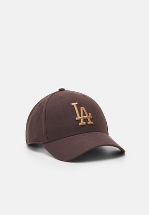 Casquette de baseball marron avec logo "LA" brodé en beige à l'avant, visière incurvée et panneaux cousus, sur fond blanc uni.