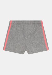 Pantalones cortos de algodón gris con una textura suave, que presentan franjas laterales rosas y una cintura elástica. Diseño sencillo y casual con un corte recto.