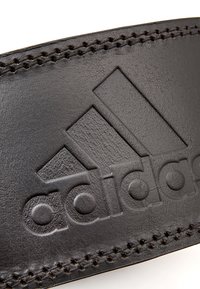 Schwarzer Leder-Gürtel mit geprägtem Adidas-Logo, strukturiertem Oberflächenfinish, präziser Naht entlang der Kanten und glattem Finish.