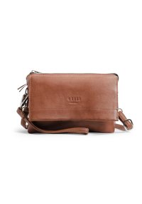 Sac bandoulière en cuir marron avec fermeture éclair, doté d'une surface texturée, d'un logo subtil et d'une bandoulière réglable pour plus de polyvalence.
