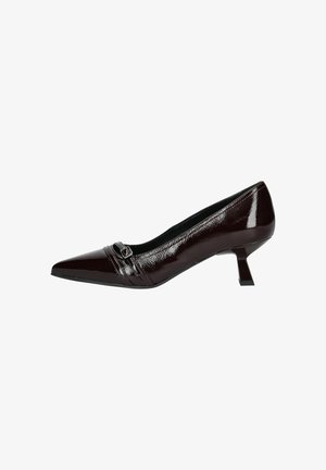 Escarpin en cuir verni bordeaux avec un bout pointu, un talon block bas et une sangle décorative avec un détail de boucle en métal.