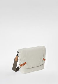 Borsa a tracolla grigia realizzata in tessuto resistente, con un cappuccio piegato e dettagli in pelle marrone, e una tracolla regolabile. Design semplice e funzionale.