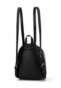 Zaino sintetico nero con texture liscia, forma curva, doppie cinghie, chiusura con zip e pannello laterale a motivo con accenti metallici.