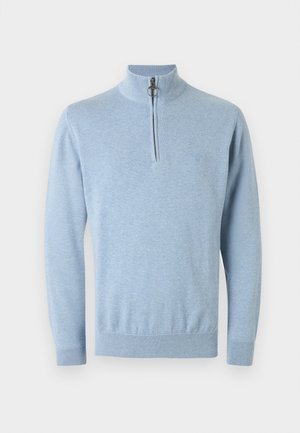 Hellblauer, langärmeliger Strickpullover mit Viertelreißverschluss und Ringzug, gerippten Bündchen und Saum sowie dezent gesticktem Logo auf der linken Brust.