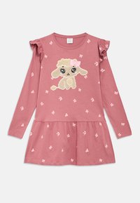 Rosa kjole med lange ermer og rysjer, med en beige sau-applikasjon og rosa sløyfe, samt spredte lyserosa blomstermønstre.