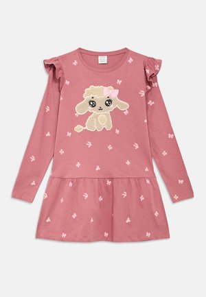 Vestido rosa de manga comprida com mangas franzidas, apresentando um aplique de ovelha bege e um laço rosa, com padrões dispersos de flores cor de rosa claro.