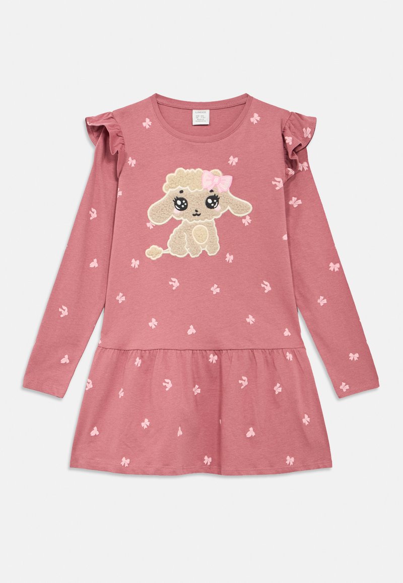 Rosa kjole med lange ermer og rysjer, med en beige sau-applikasjon og rosa sløyfe, samt spredte lyserosa blomstermønstre.